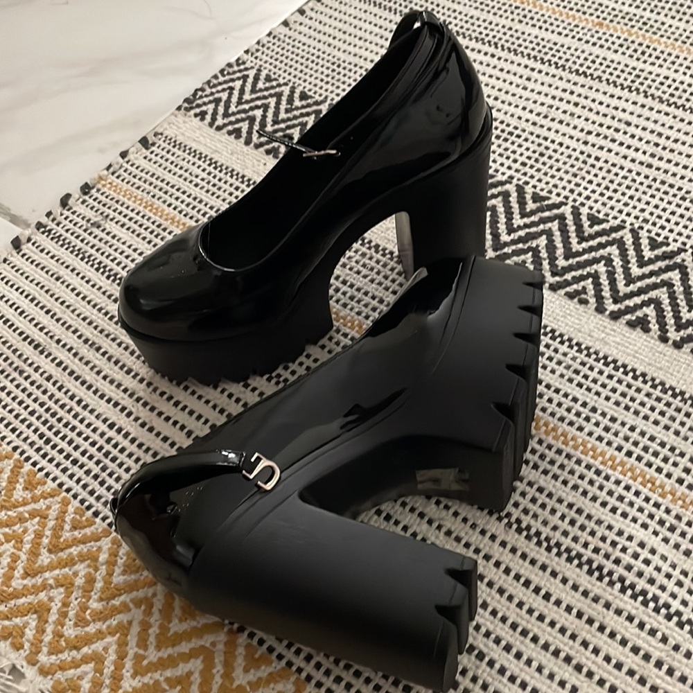BLACK PUMPS WITH ANKLE BRACELET